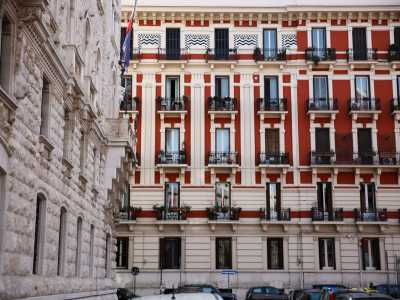 A poche decine di metri, di fronte alla maestosa sede dell�Acquedotto...